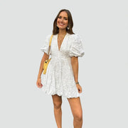 Elegante Jurk Voor Vrouwen Met Flatterende Pasvorm En Hoge Halslijn
