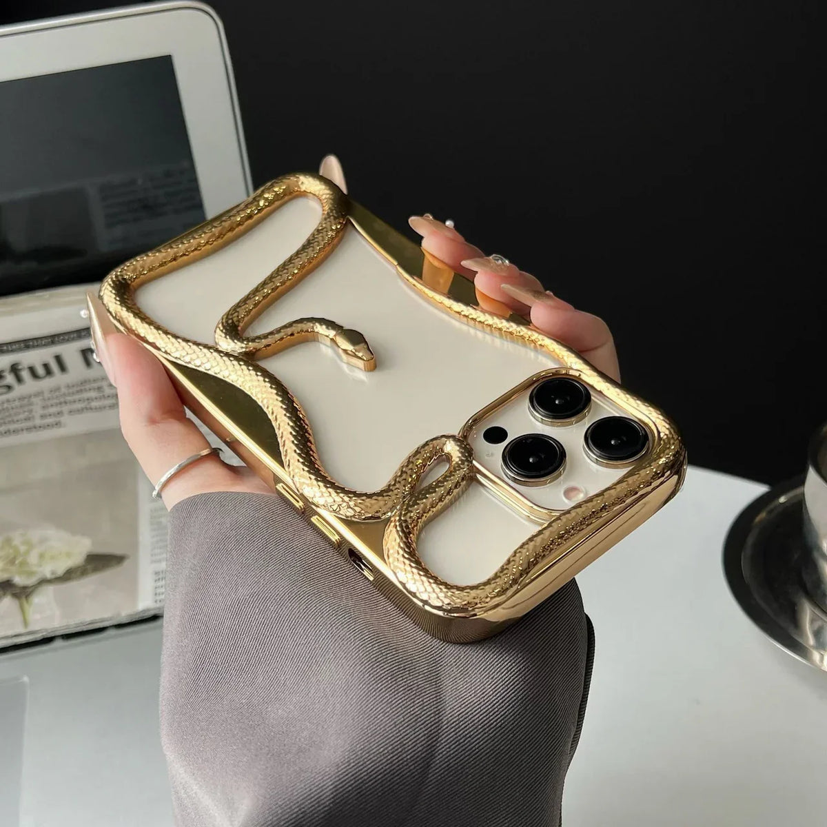 Serpentine Charm iPhone Hoes