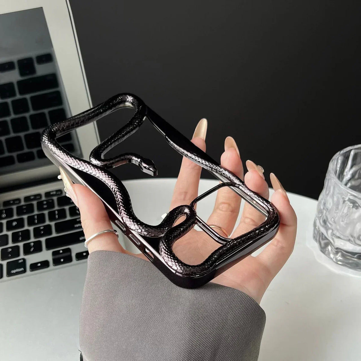 Serpentine Charm iPhone Hoes