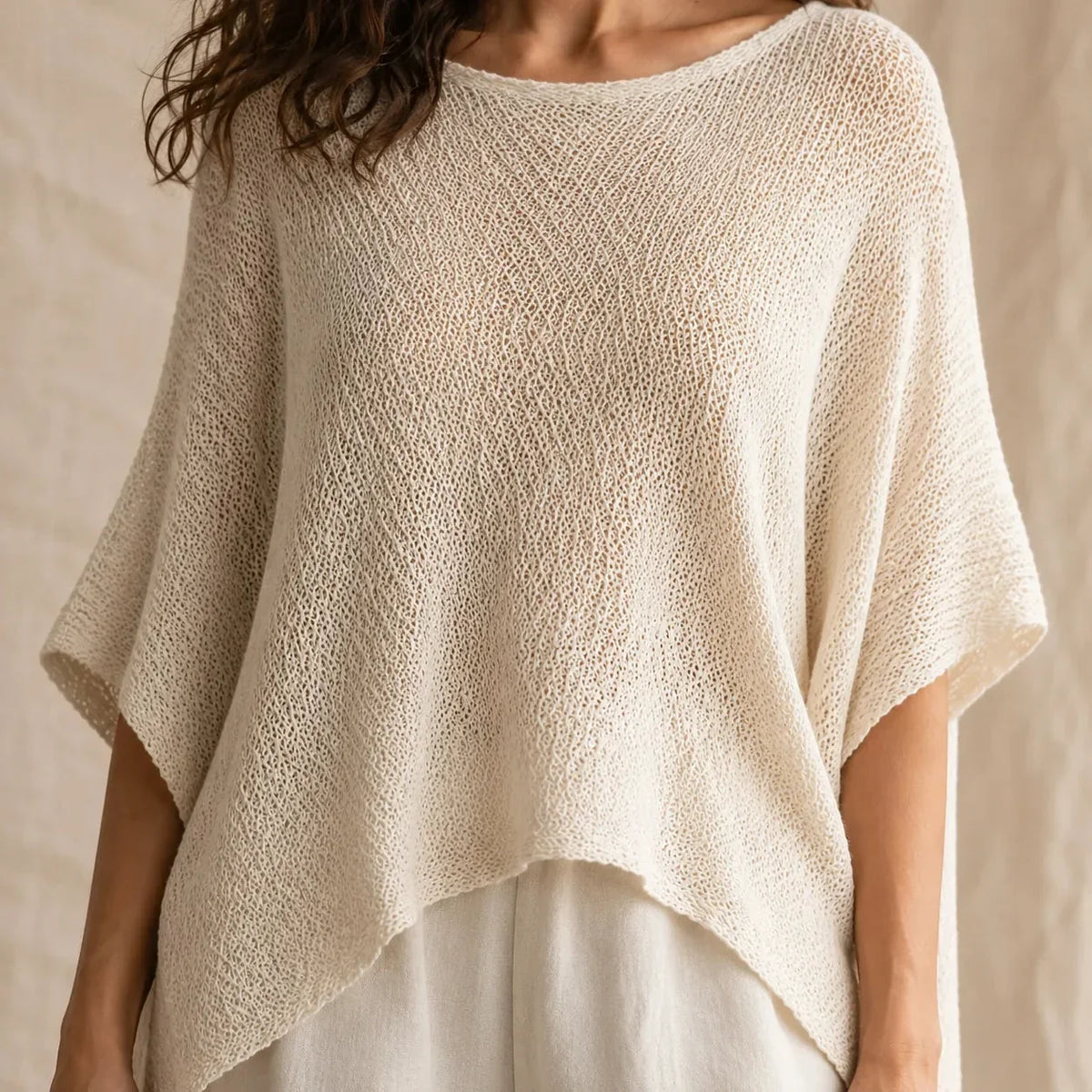 Solvera – Open Gebreide Batwing Top met Asymmetrische Zoom