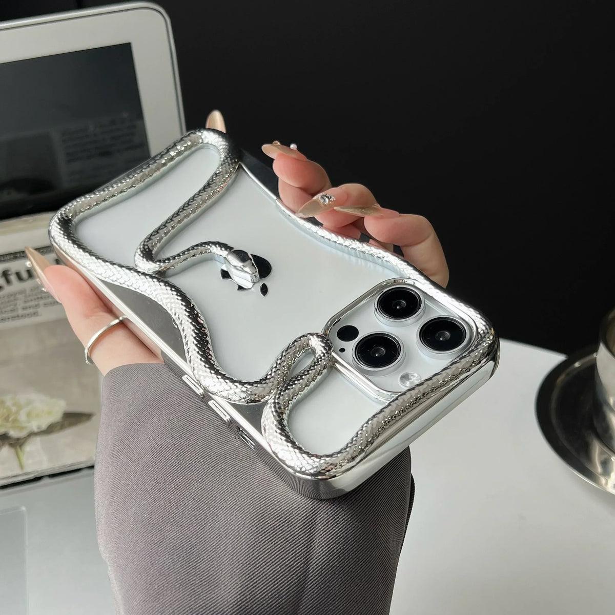 Serpentine Charm iPhone Hoes