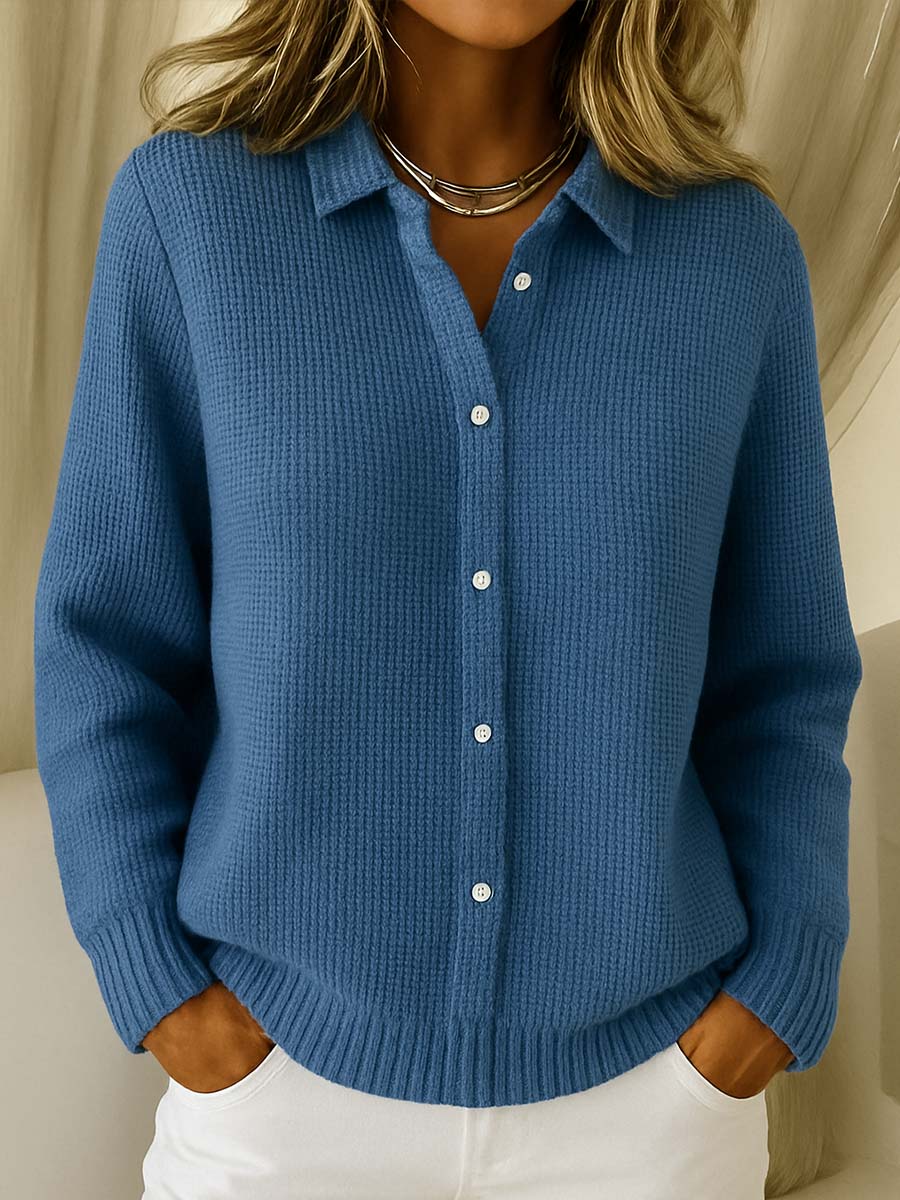 ANNA – GEZELLIGE KNIT TRUI MET KNOPENVOORZIJDE