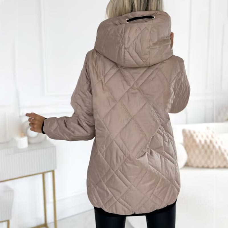 YANNAH – DE DIAMANT GEQUILTEERDE JAS MET CAPUCHE